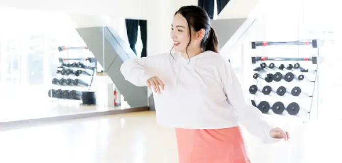 K-POPダンスを練習する女性