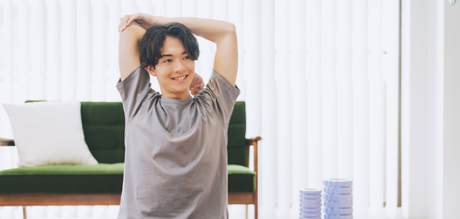 ストレッチ・ヨガをする人